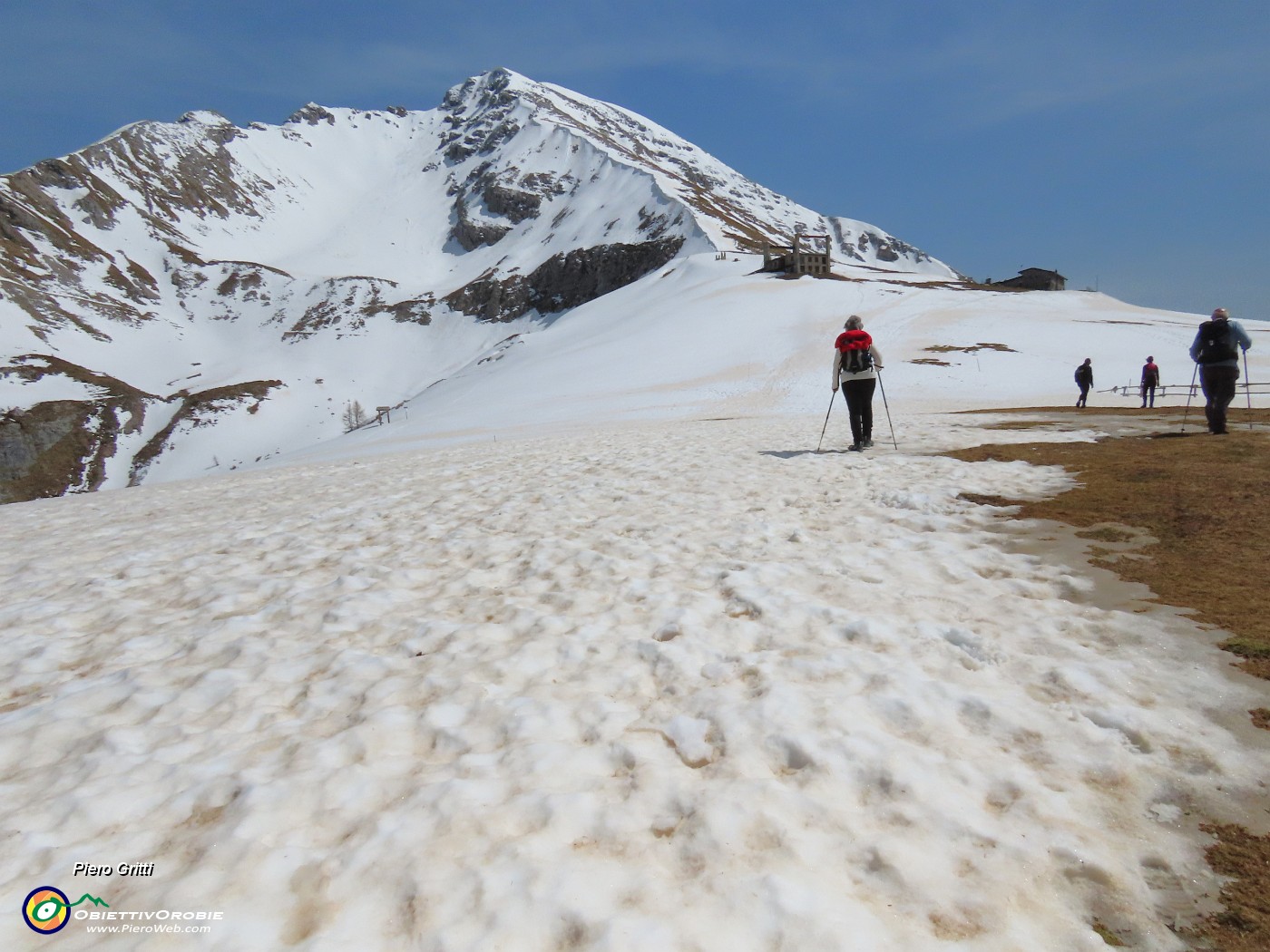 60 Distese di neve con strisciate colorate di sabbia sahariana con vista in Arera.JPG